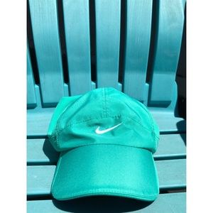 Woman’s Fit Nike Feather Light Cap